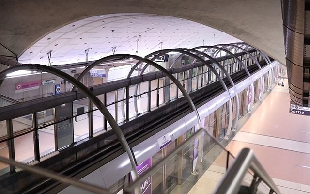 Pariser Metro mit Projektoren von Sharp ausgestattet
