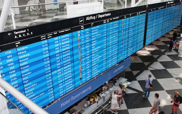 Fluginformation in Full HD: Digitale Anzeige am Flughafen München