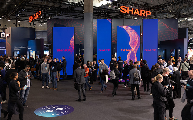 Four LED columns show blue and red graphic content